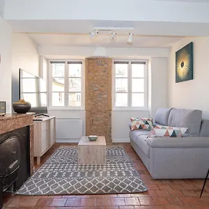 modern-and-cozy-in-the-heart-of-saint-jean.hotels-rhonealpes.com/